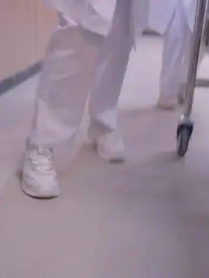 İkiz bebekler çöpçatan, baba peşinde